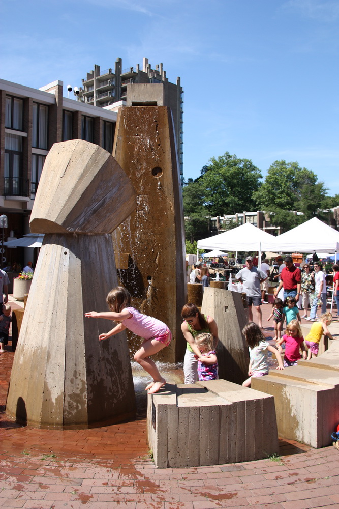 then on to the plaza where the children play in the fountain