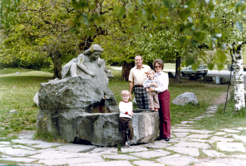 Barbara, Morris and kids by Heidi statue